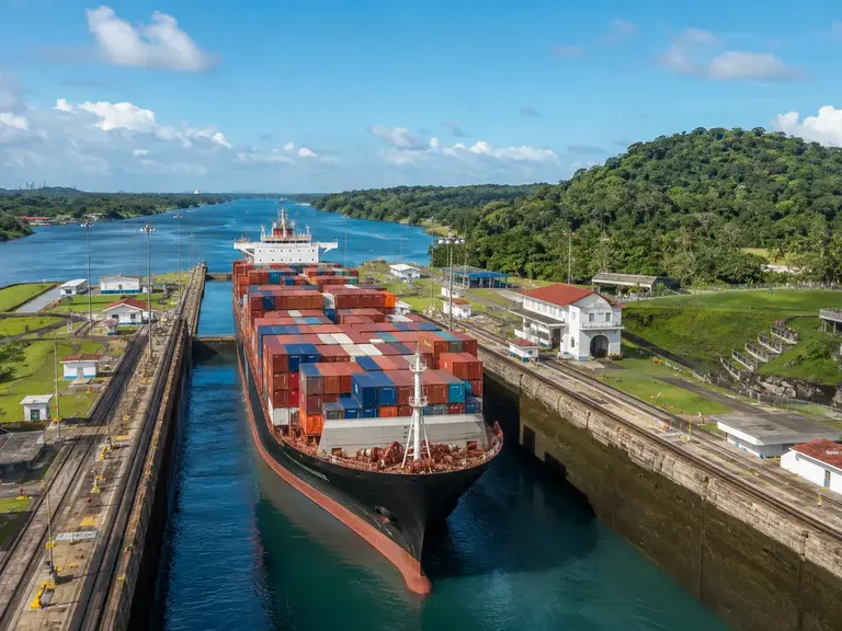 Buque atravesando las esclusas del Canal de Panamá